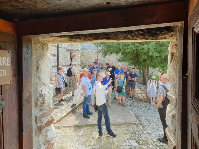 ab74e9ec-850d-4425-817e-8109313f2d73 tour guide service albania
