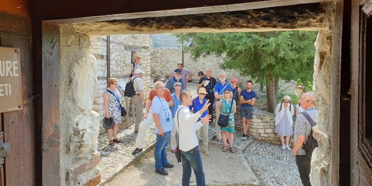 ab74e9ec-850d-4425-817e-8109313f2d73 tour guide service albania